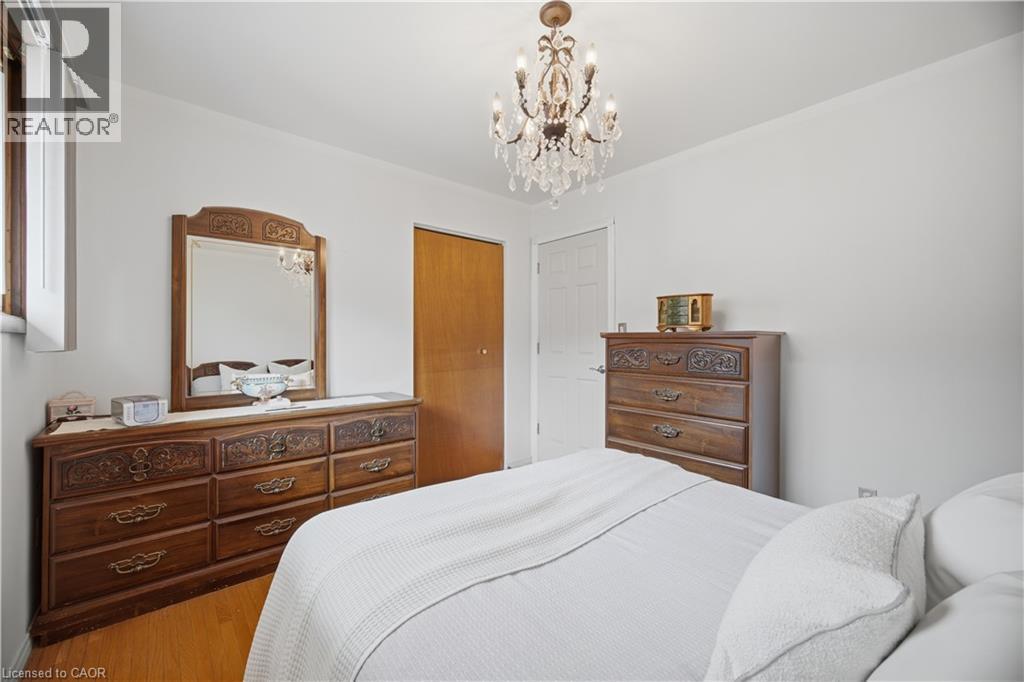31 Summercrest Drive, Hamilton, ON - Indoor Photo Showing Bedroom