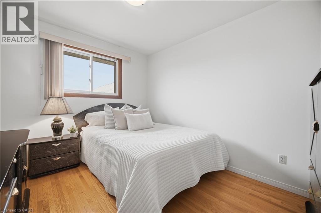 31 Summercrest Drive, Hamilton, ON - Indoor Photo Showing Bedroom