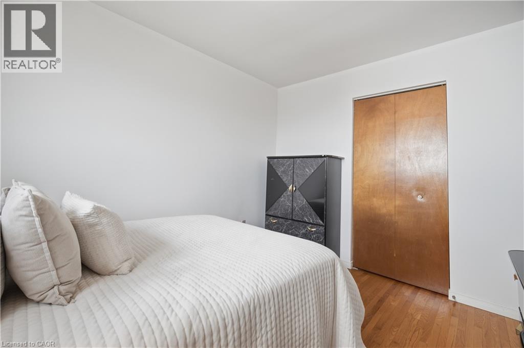 31 Summercrest Drive, Hamilton, ON - Indoor Photo Showing Bedroom