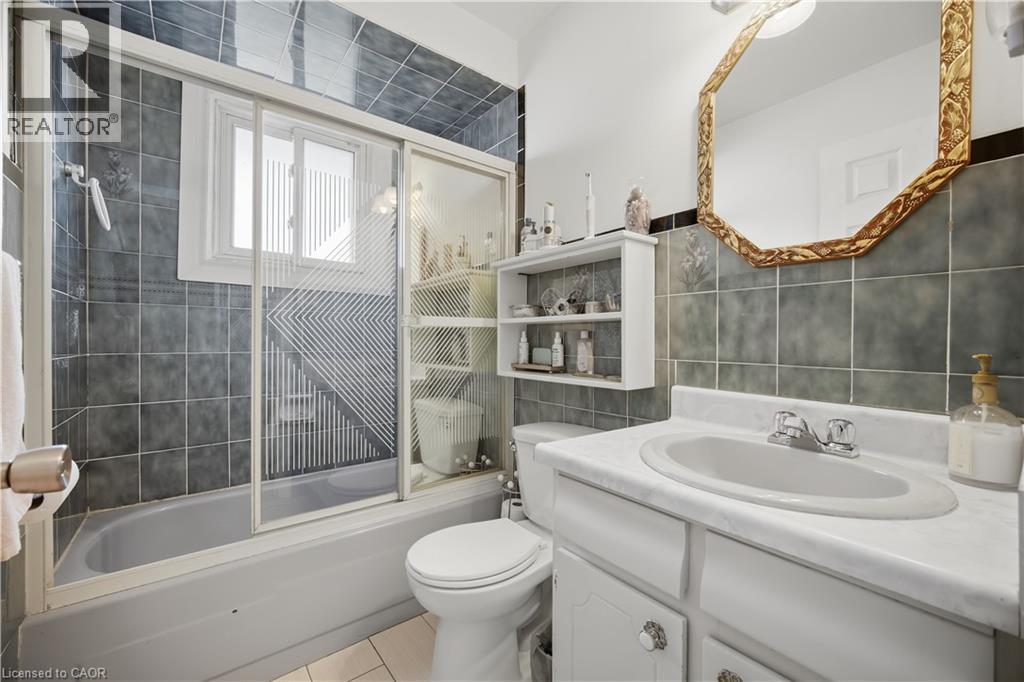 31 Summercrest Drive, Hamilton, ON - Indoor Photo Showing Bathroom