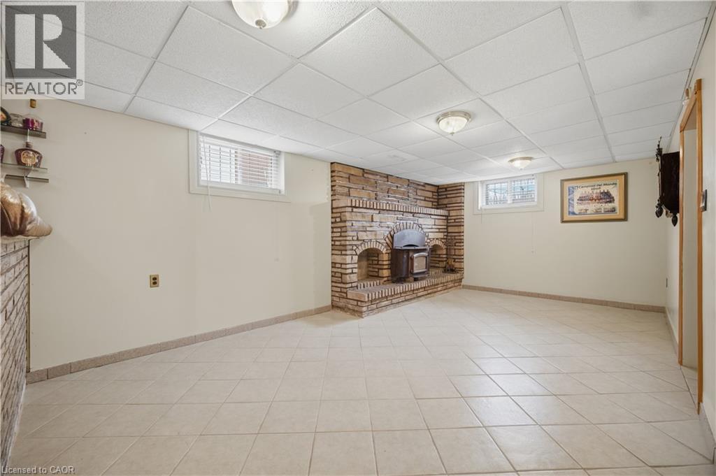 31 Summercrest Drive, Hamilton, ON - Indoor With Fireplace