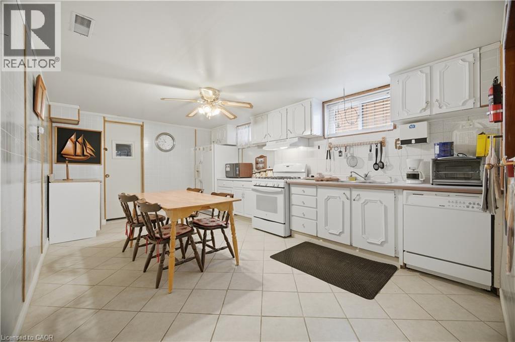 31 Summercrest Drive, Hamilton, ON - Indoor Photo Showing Kitchen With Double Sink