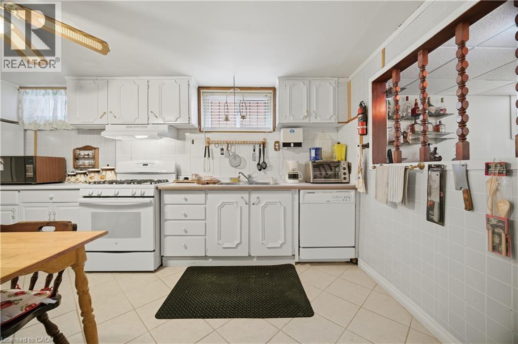 31 Summercrest Drive, Hamilton, ON - Indoor Photo Showing Kitchen