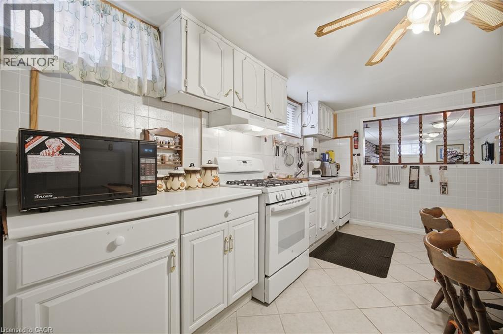 31 Summercrest Drive, Hamilton, ON - Indoor Photo Showing Kitchen