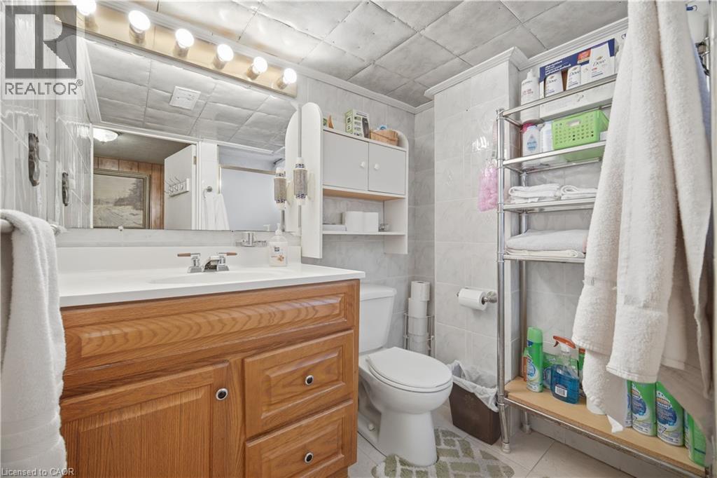 31 Summercrest Drive, Hamilton, ON - Indoor Photo Showing Bathroom
