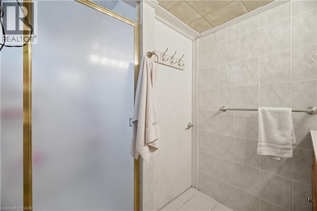 31 Summercrest Drive, Hamilton, ON - Indoor Photo Showing Bathroom