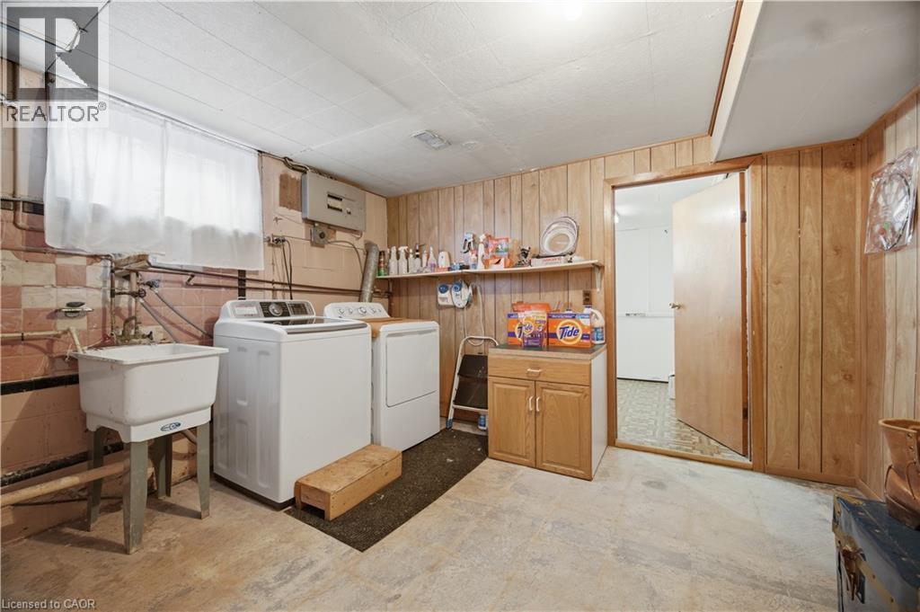 31 Summercrest Drive, Hamilton, ON - Indoor Photo Showing Laundry Room