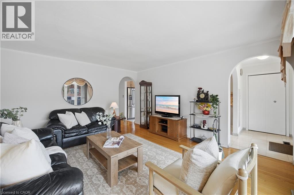 31 Summercrest Drive, Hamilton, ON - Indoor Photo Showing Living Room
