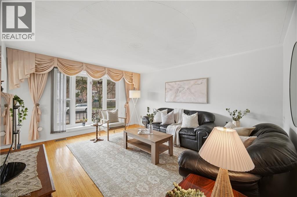 31 Summercrest Drive, Hamilton, ON - Indoor Photo Showing Living Room