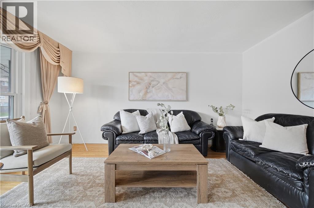 31 Summercrest Drive, Hamilton, ON - Indoor Photo Showing Living Room