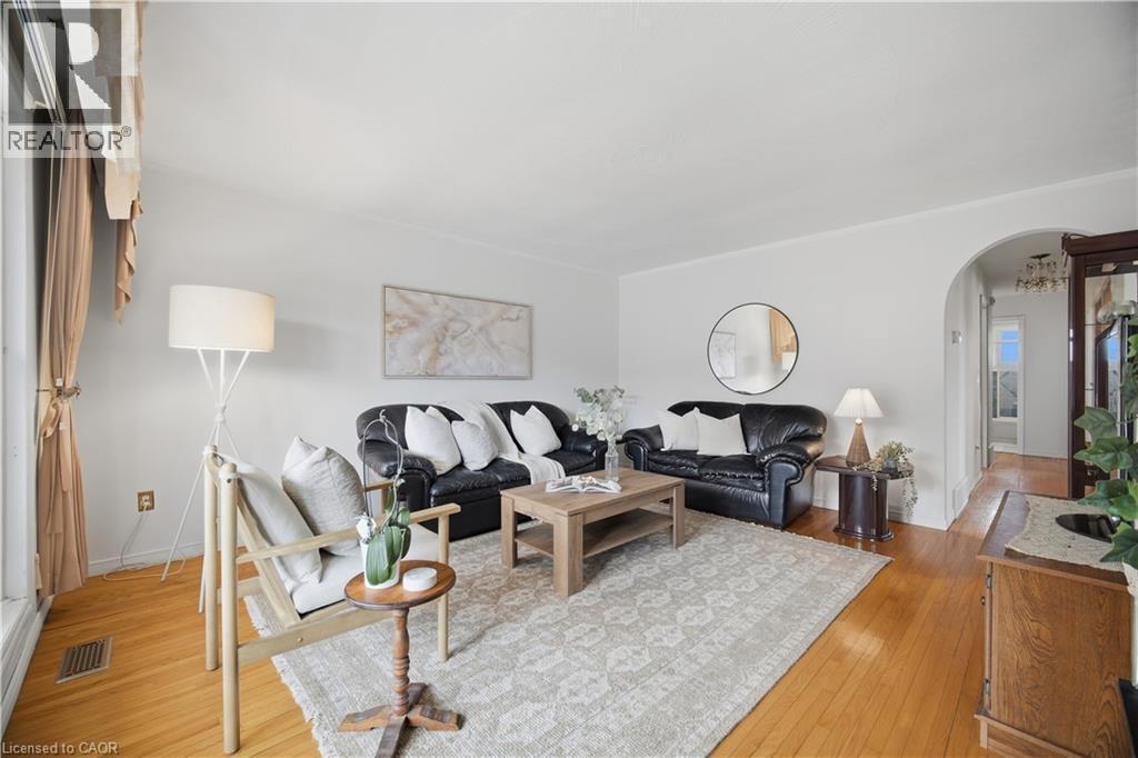 31 Summercrest Drive, Hamilton, ON - Indoor Photo Showing Living Room
