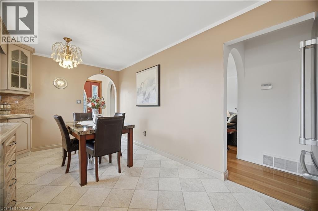 31 Summercrest Drive, Hamilton, ON - Indoor Photo Showing Dining Room