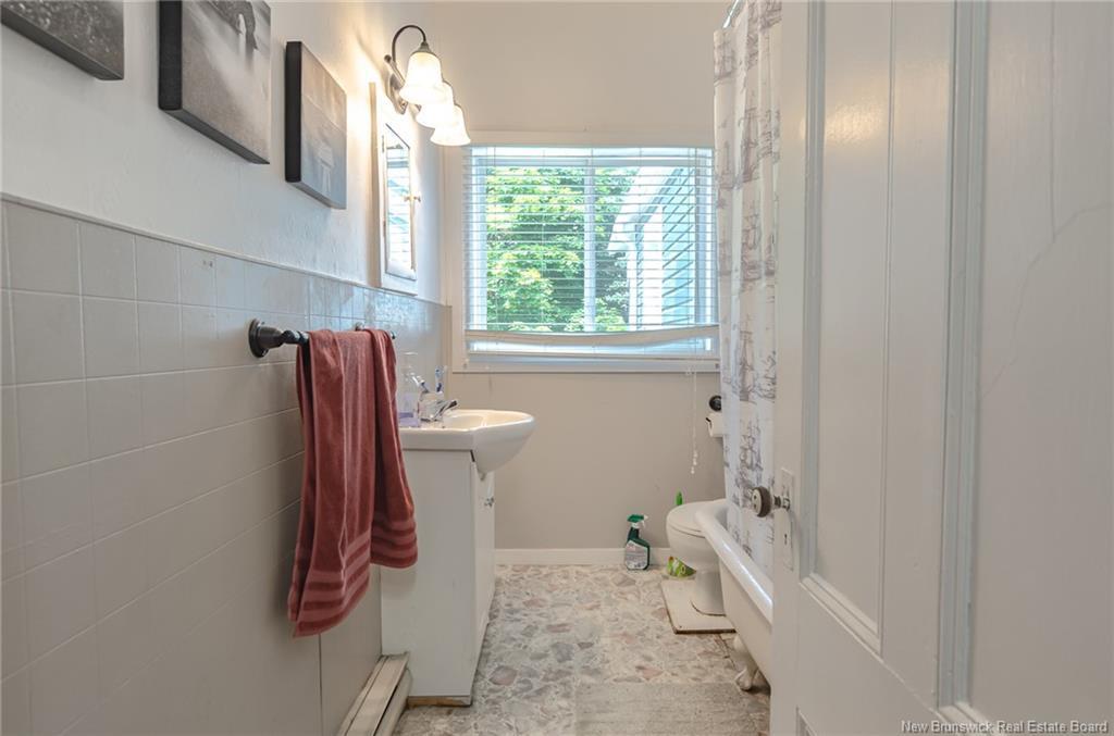 25 Clarendon St, Saint John, NB - Indoor Photo Showing Bathroom