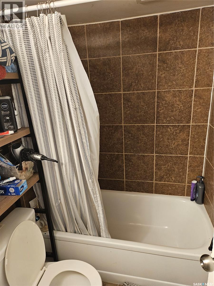 1415 Bond Street, Regina, SK - Indoor Photo Showing Bathroom