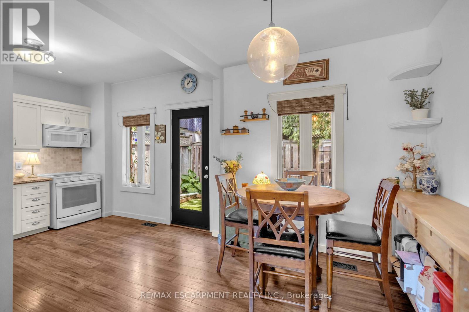 30 Sunset Avenue, Hamilton, ON - Indoor Photo Showing Dining Room