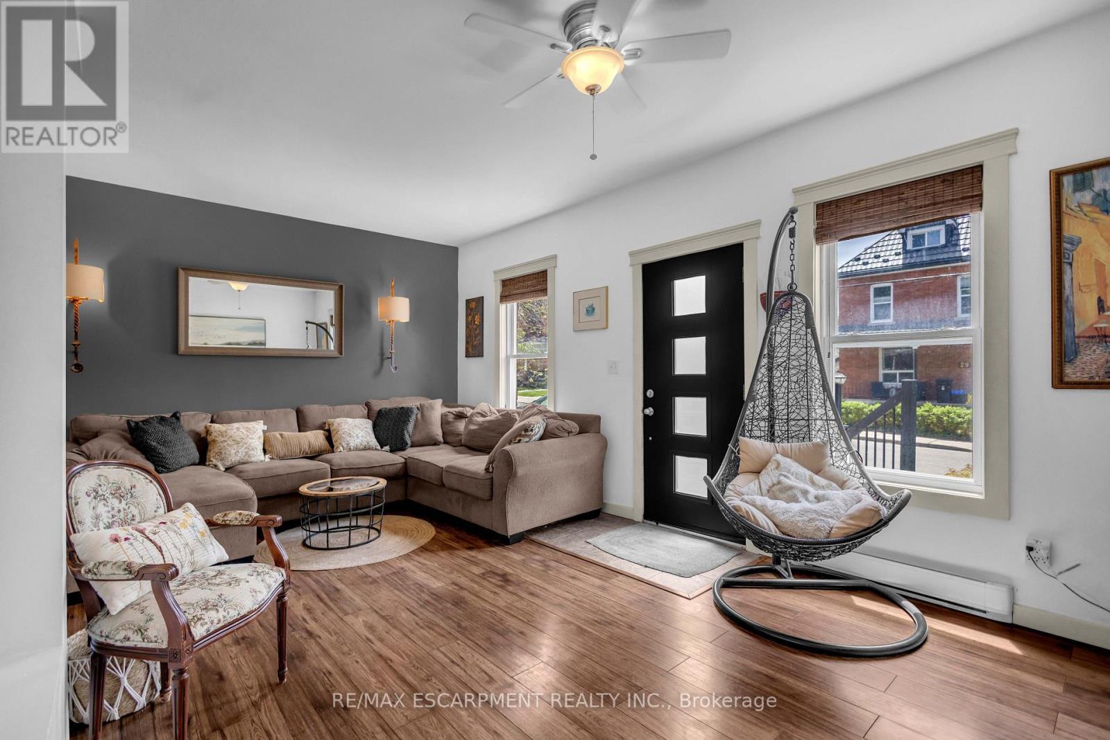 30 Sunset Avenue, Hamilton, ON - Indoor Photo Showing Living Room