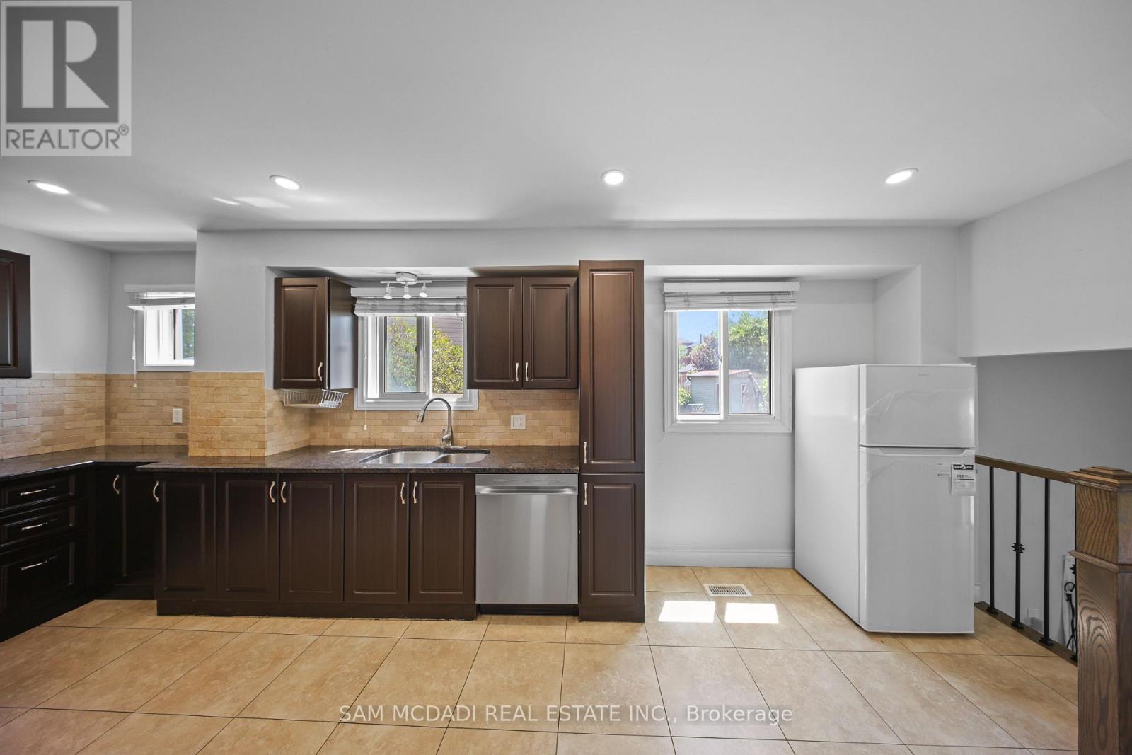 3949 Teakwood Drive, Mississauga, ON - Indoor Photo Showing Kitchen With Double Sink