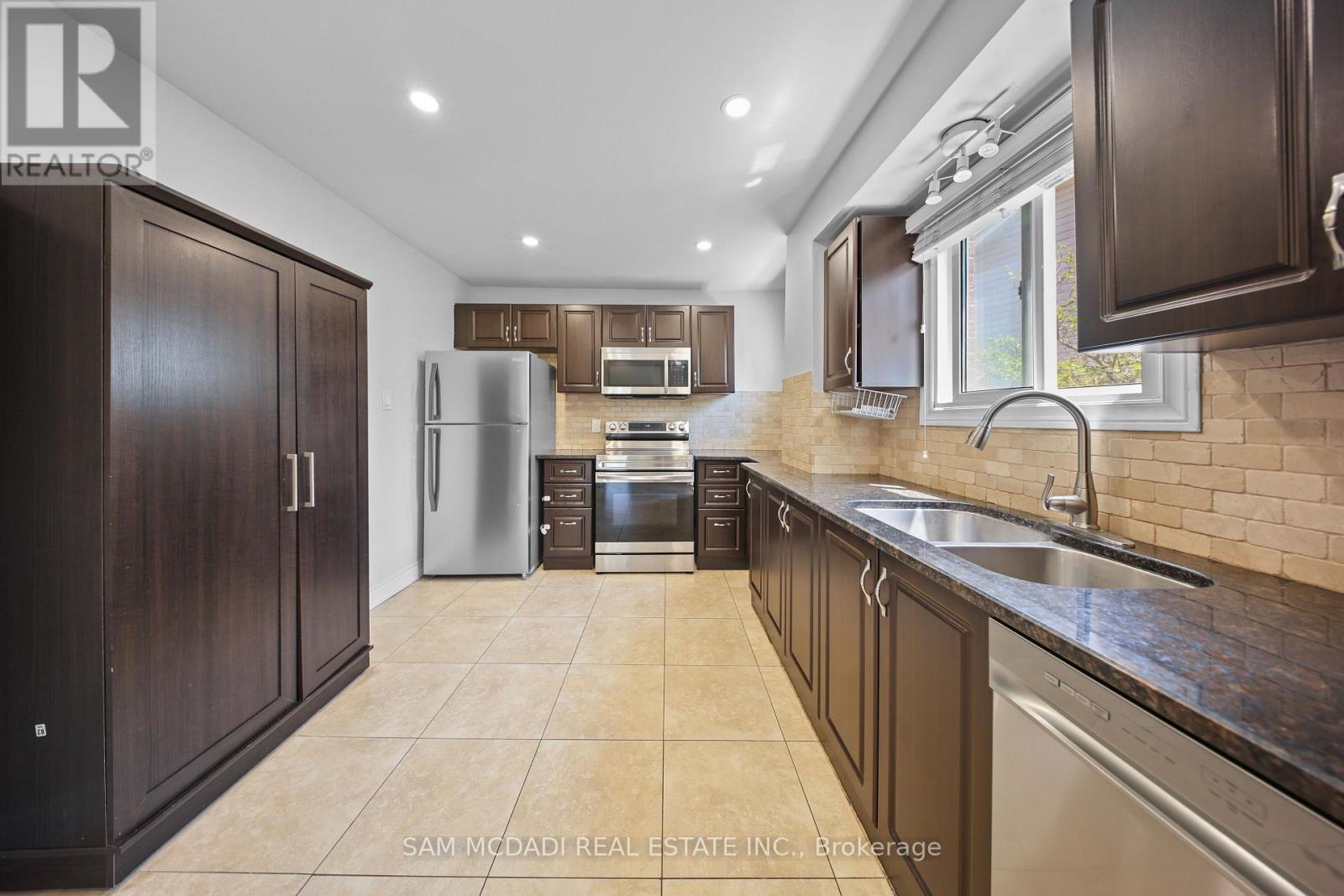 3949 Teakwood Drive, Mississauga, ON - Indoor Photo Showing Kitchen With Double Sink