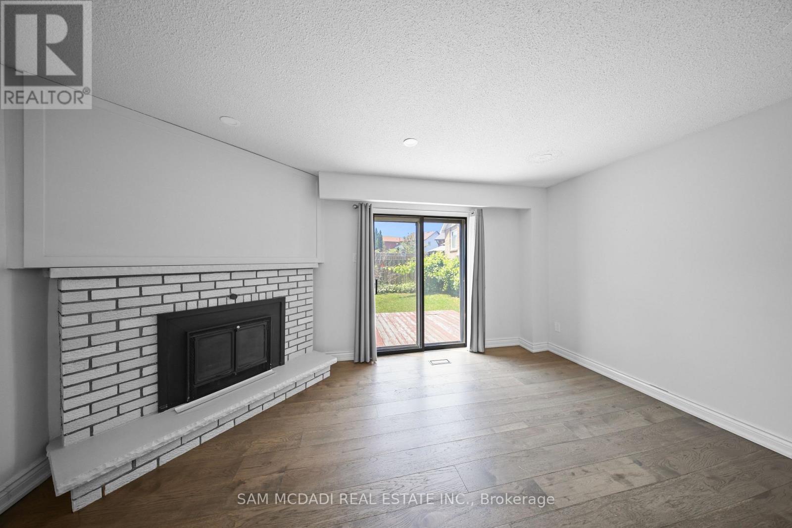 3949 Teakwood Drive, Mississauga, ON - Indoor Photo Showing Living Room With Fireplace