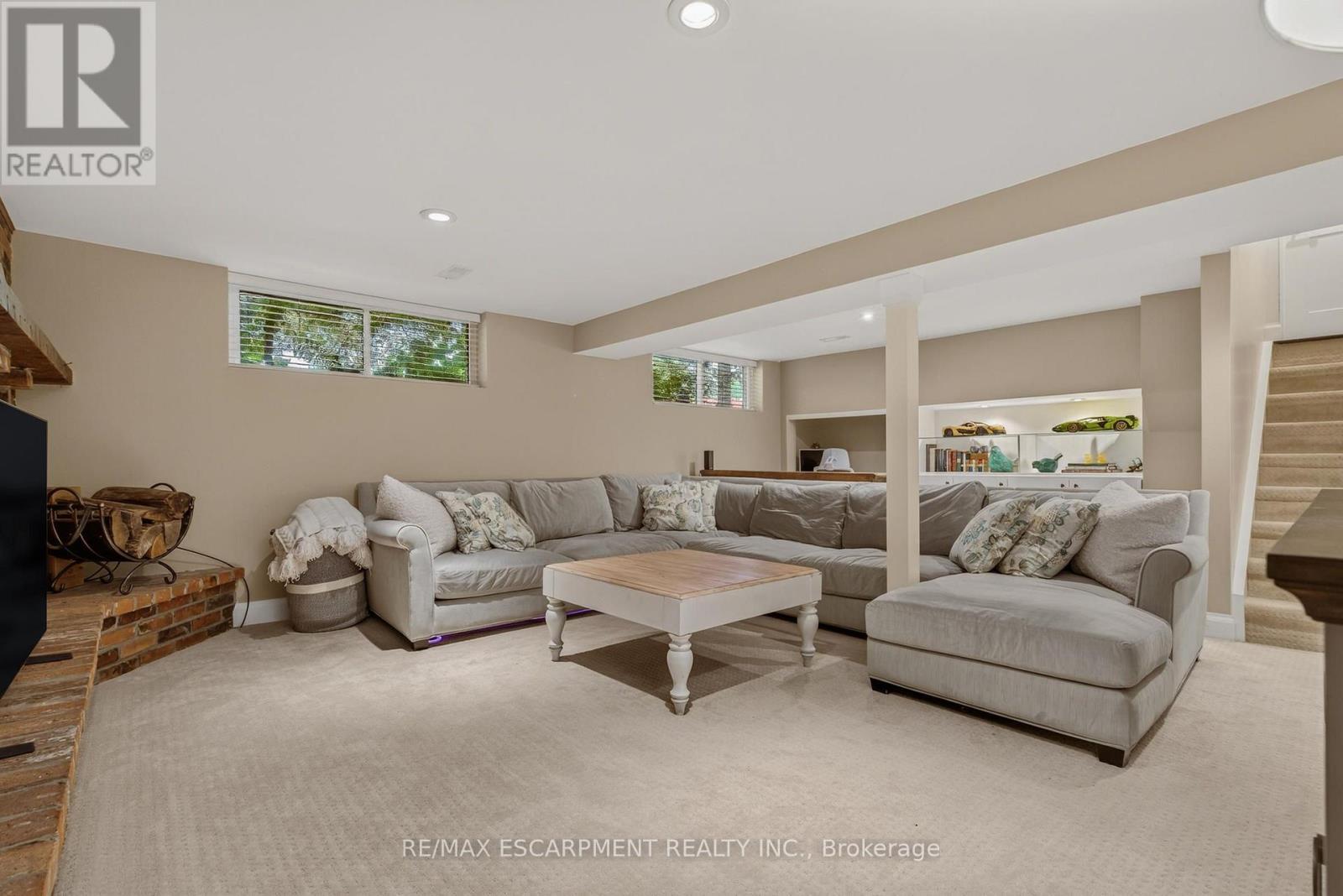 302 Harmony Road, Hamilton, ON - Indoor Photo Showing Living Room
