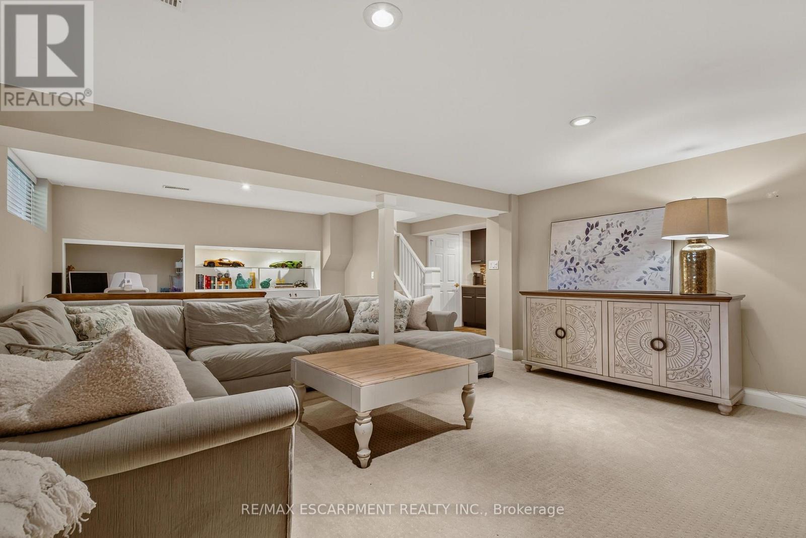 302 Harmony Road, Hamilton, ON - Indoor Photo Showing Living Room