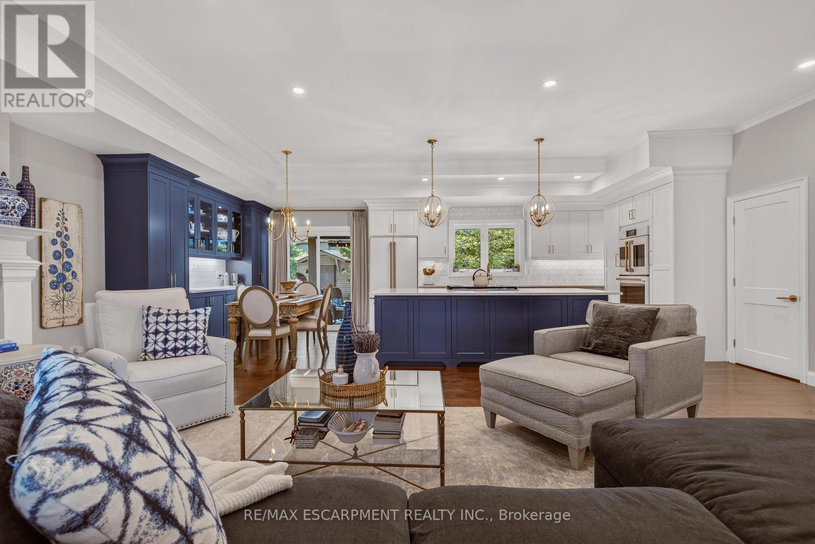 302 Harmony Road, Hamilton, ON - Indoor Photo Showing Living Room