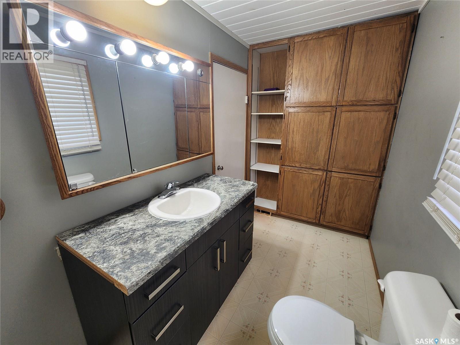 634 2Nd Street, Estevan, SK - Indoor Photo Showing Bathroom