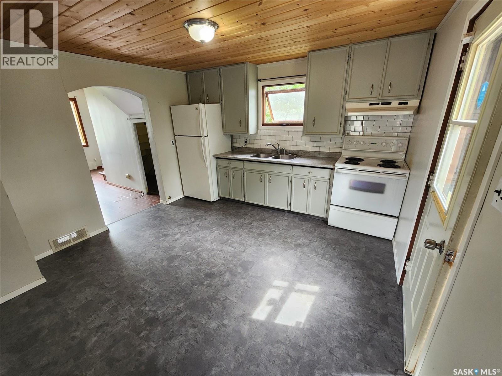 634 2Nd Street, Estevan, SK - Indoor Photo Showing Kitchen With Double Sink