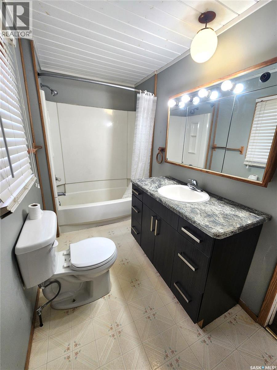 634 2Nd Street, Estevan, SK - Indoor Photo Showing Bathroom