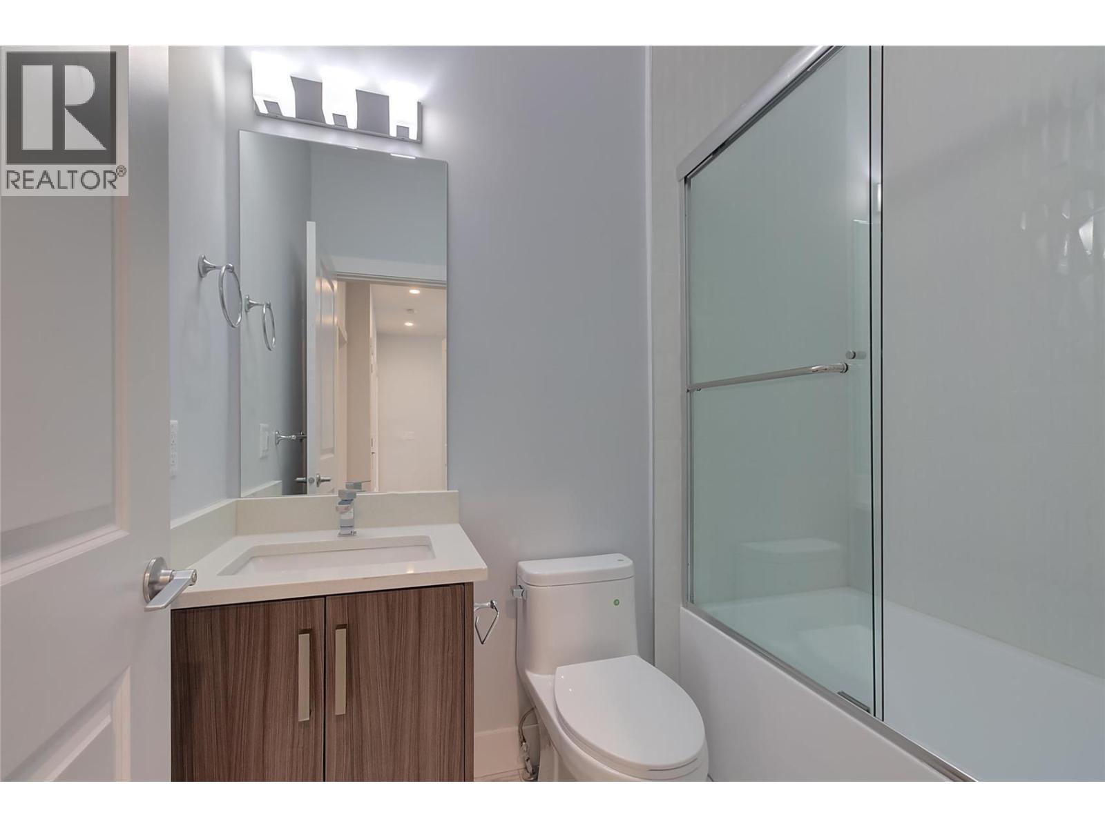 756 Glenwood Avenue Unit# 1, Kelowna, BC - Indoor Photo Showing Bathroom