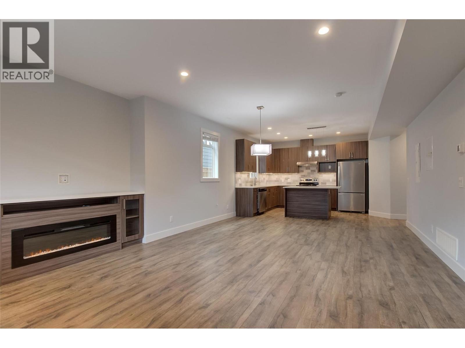 756 Glenwood Avenue Unit# 1, Kelowna, BC - Indoor With Fireplace