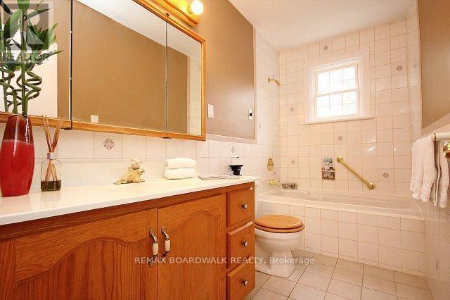 209 Knox Crescent, Ottawa, ON - Indoor Photo Showing Bathroom