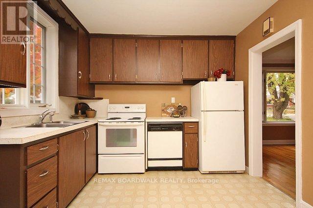 209 Knox Crescent, Ottawa, ON - Indoor Photo Showing Kitchen With Double Sink