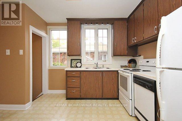 209 Knox Crescent, Ottawa, ON - Indoor Photo Showing Kitchen With Double Sink