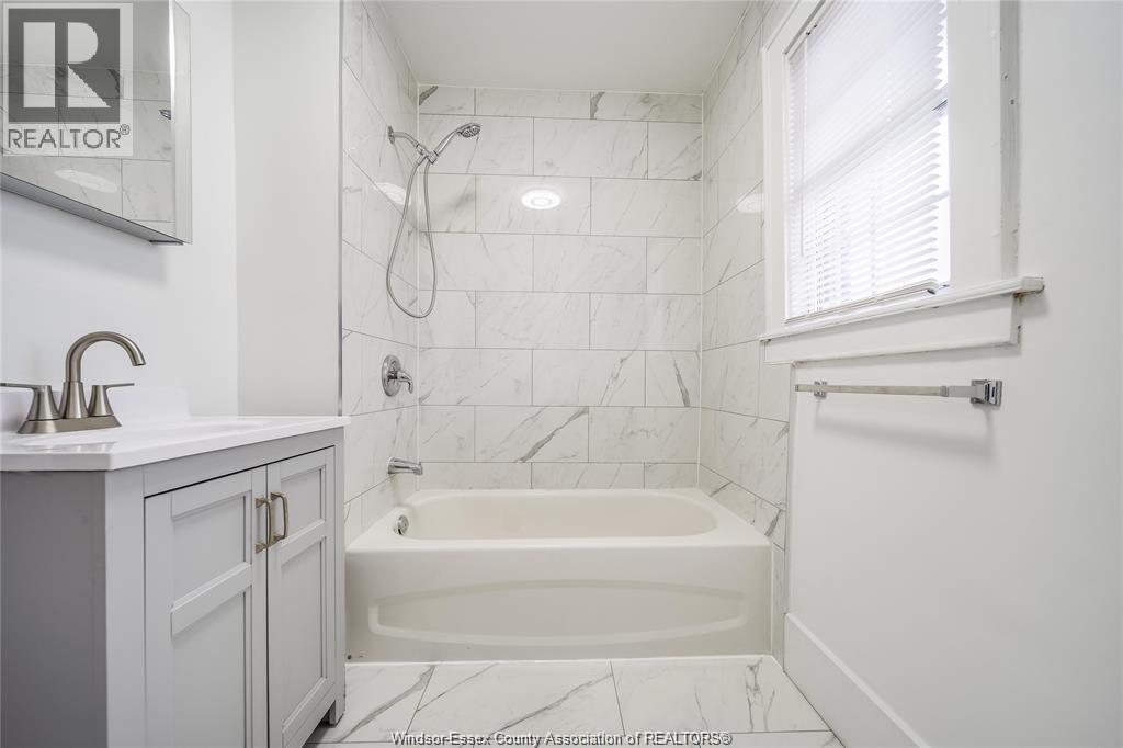 1691 Dougall, Windsor, ON - Indoor Photo Showing Bathroom