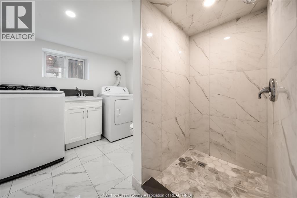 1691 Dougall, Windsor, ON - Indoor Photo Showing Laundry Room