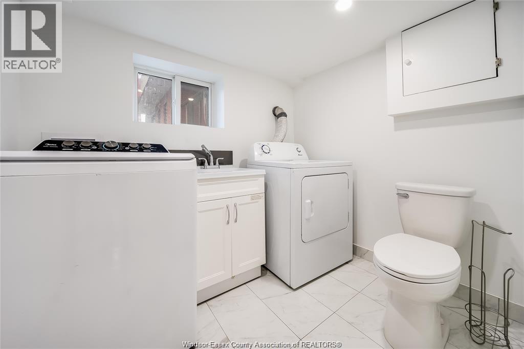1691 Dougall, Windsor, ON - Indoor Photo Showing Laundry Room