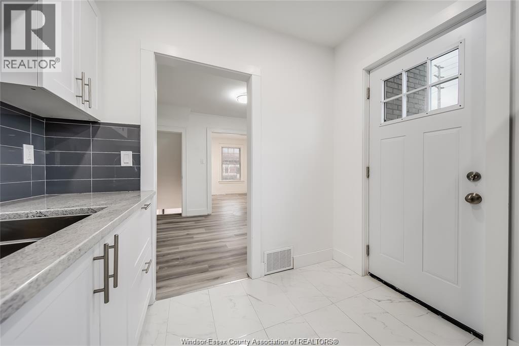 1691 Dougall, Windsor, ON - Indoor Photo Showing Kitchen