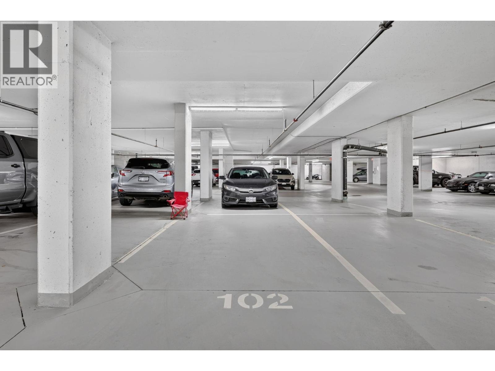 2040 Springfield Road Unit# 1407, Kelowna, BC - Indoor Photo Showing Garage