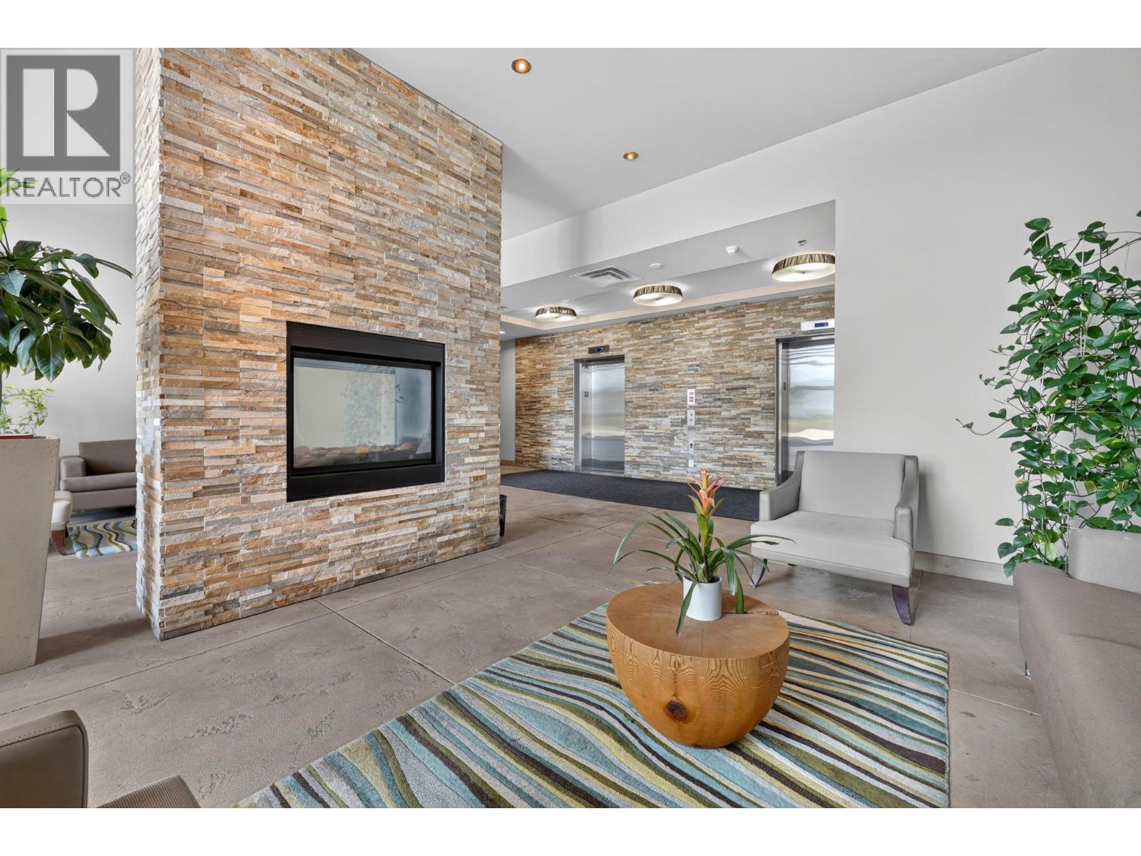 2040 Springfield Road Unit# 1407, Kelowna, BC - Indoor Photo Showing Living Room With Fireplace