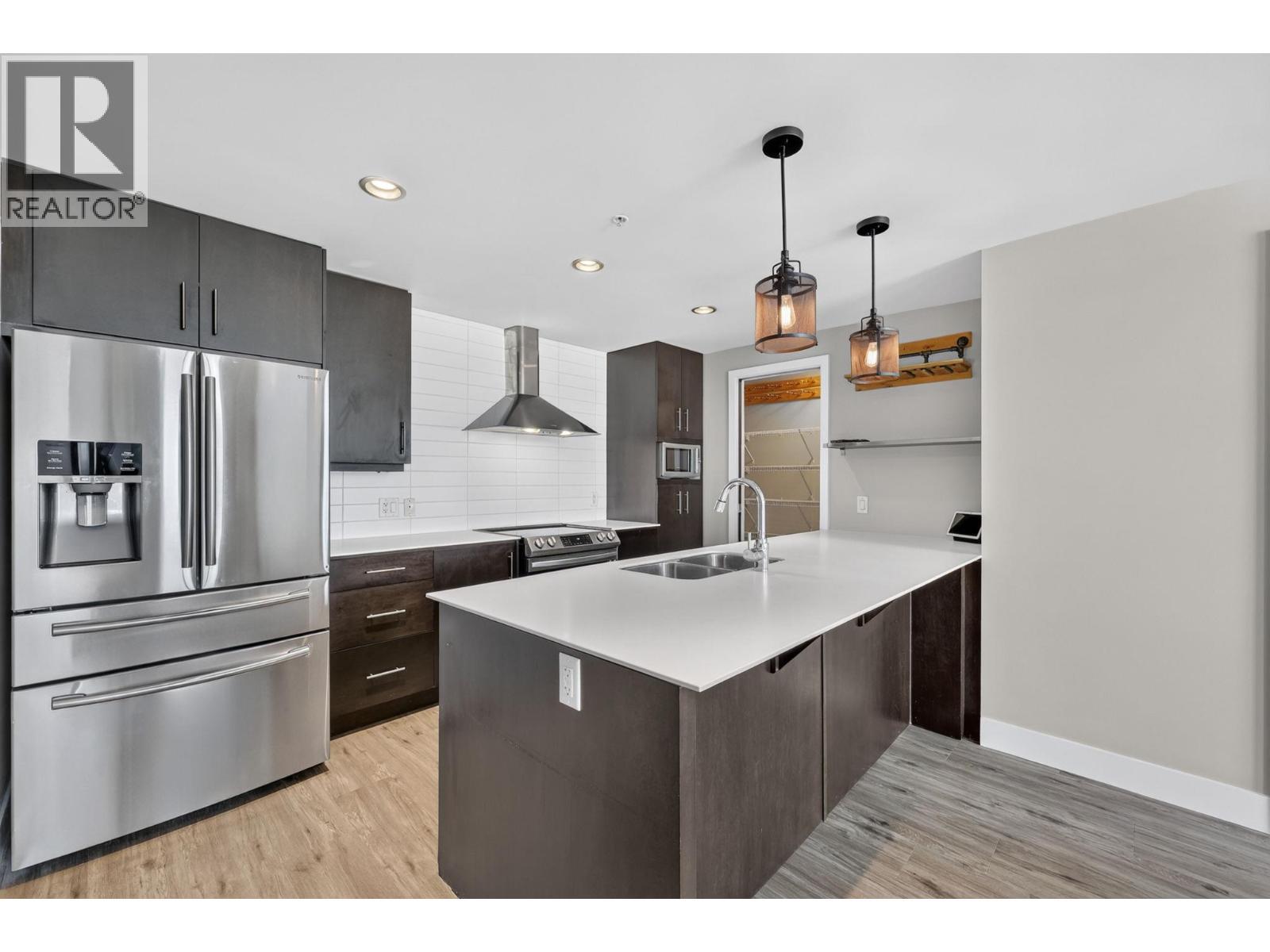 2040 Springfield Road Unit# 1407, Kelowna, BC - Indoor Photo Showing Kitchen With Double Sink With Upgraded Kitchen