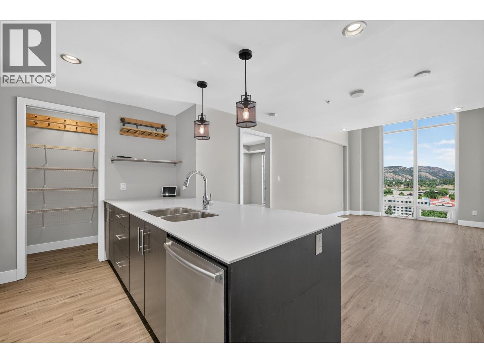 2040 Springfield Road Unit# 1407, Kelowna, BC - Indoor Photo Showing Kitchen With Double Sink