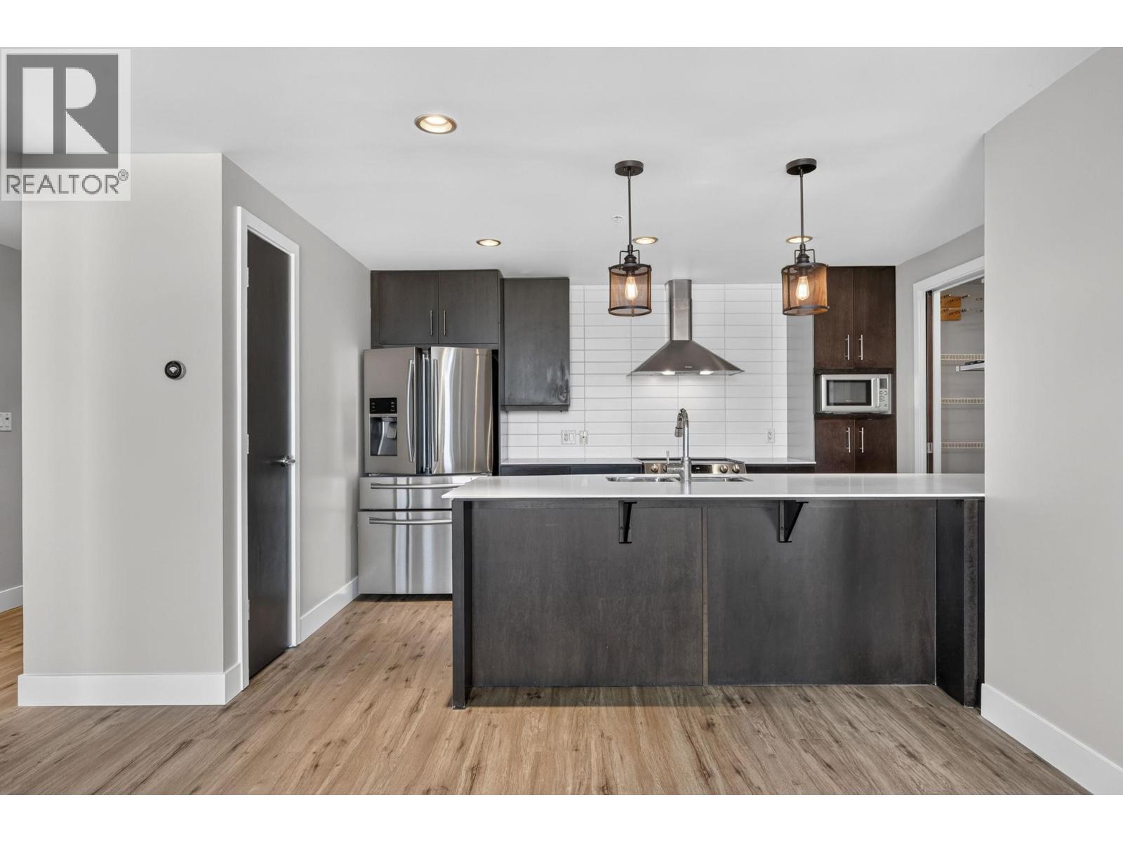 2040 Springfield Road Unit# 1407, Kelowna, BC - Indoor Photo Showing Kitchen With Upgraded Kitchen