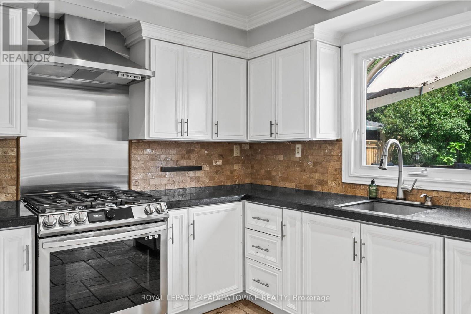 608 Moorelands Crescent, Milton, ON - Indoor Photo Showing Kitchen