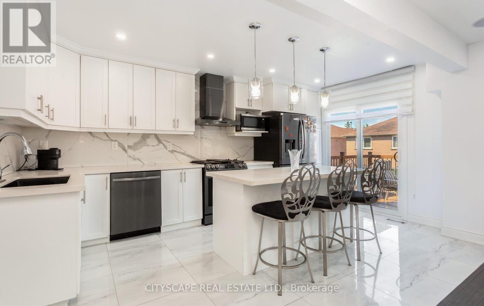 5259 Astwell Avenue, Mississauga, ON - Indoor Photo Showing Kitchen With Upgraded Kitchen