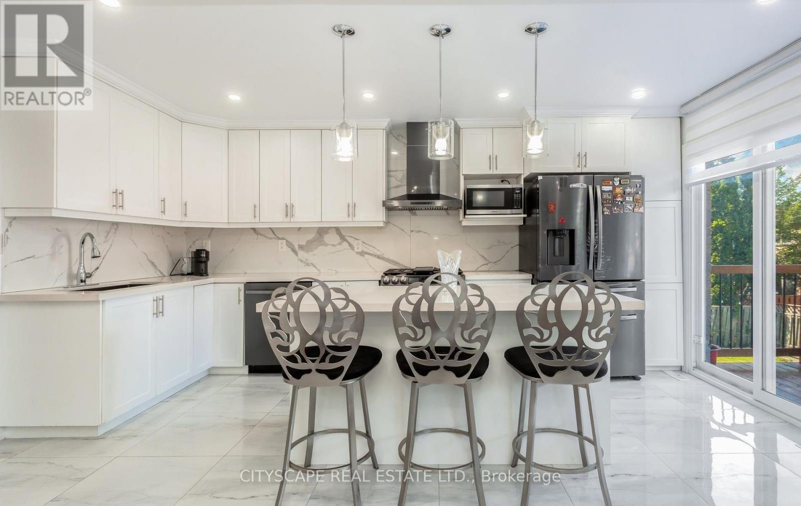 5259 Astwell Avenue, Mississauga, ON - Indoor Photo Showing Kitchen With Upgraded Kitchen