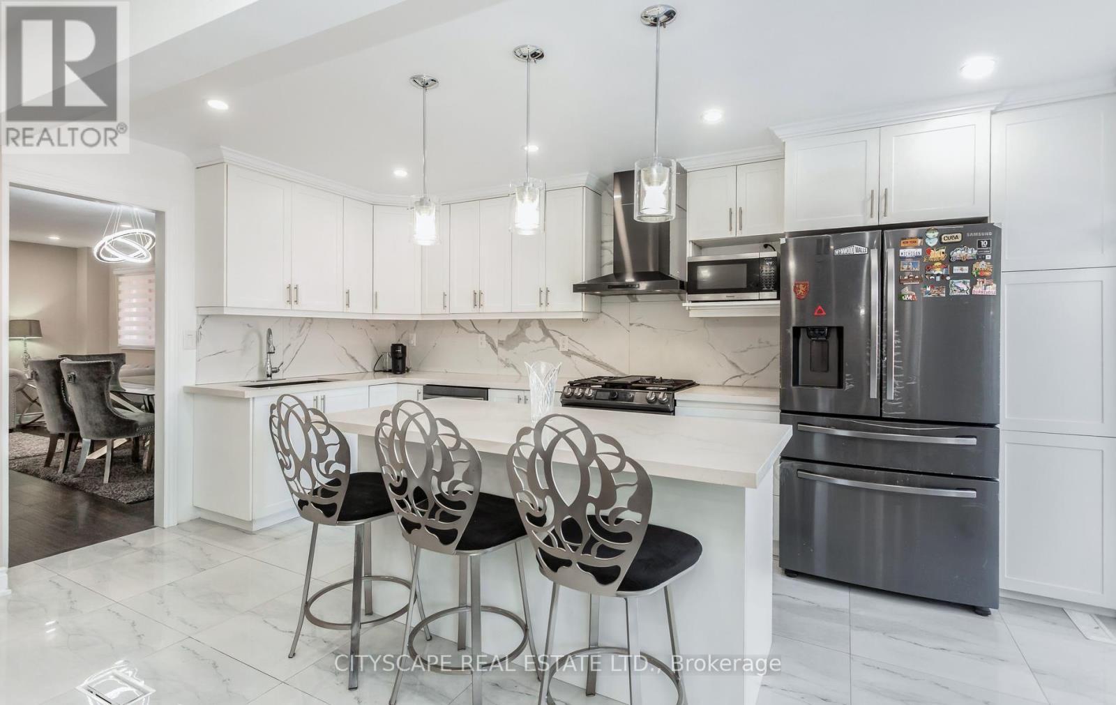 5259 Astwell Avenue, Mississauga, ON - Indoor Photo Showing Kitchen With Upgraded Kitchen