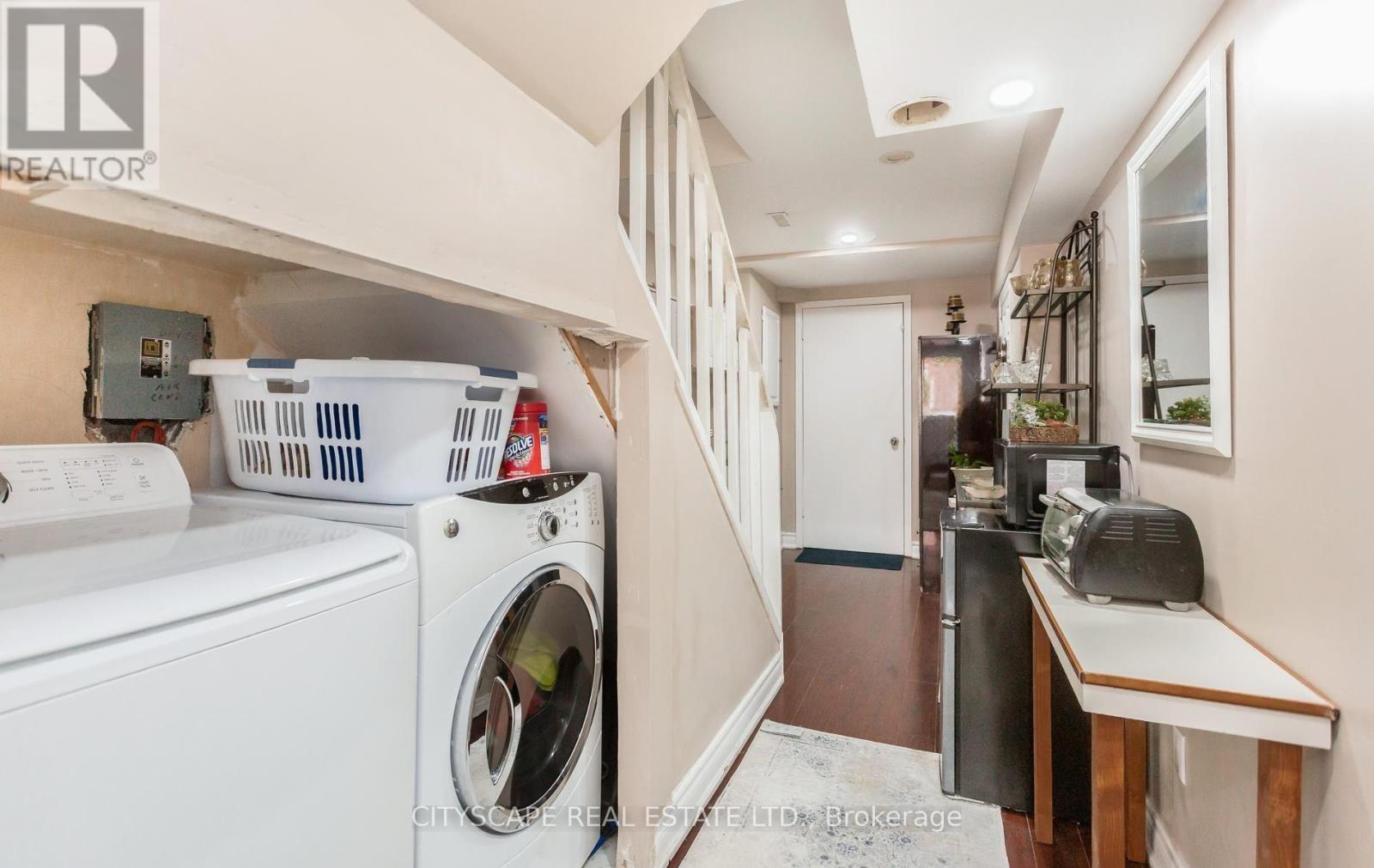 5259 Astwell Avenue, Mississauga, ON - Indoor Photo Showing Laundry Room