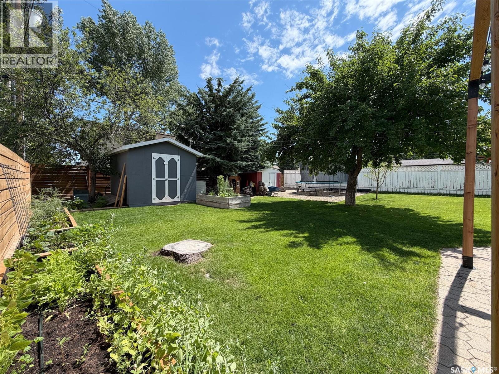 386 4Th Street E, Shaunavon, SK - Outdoor With Backyard