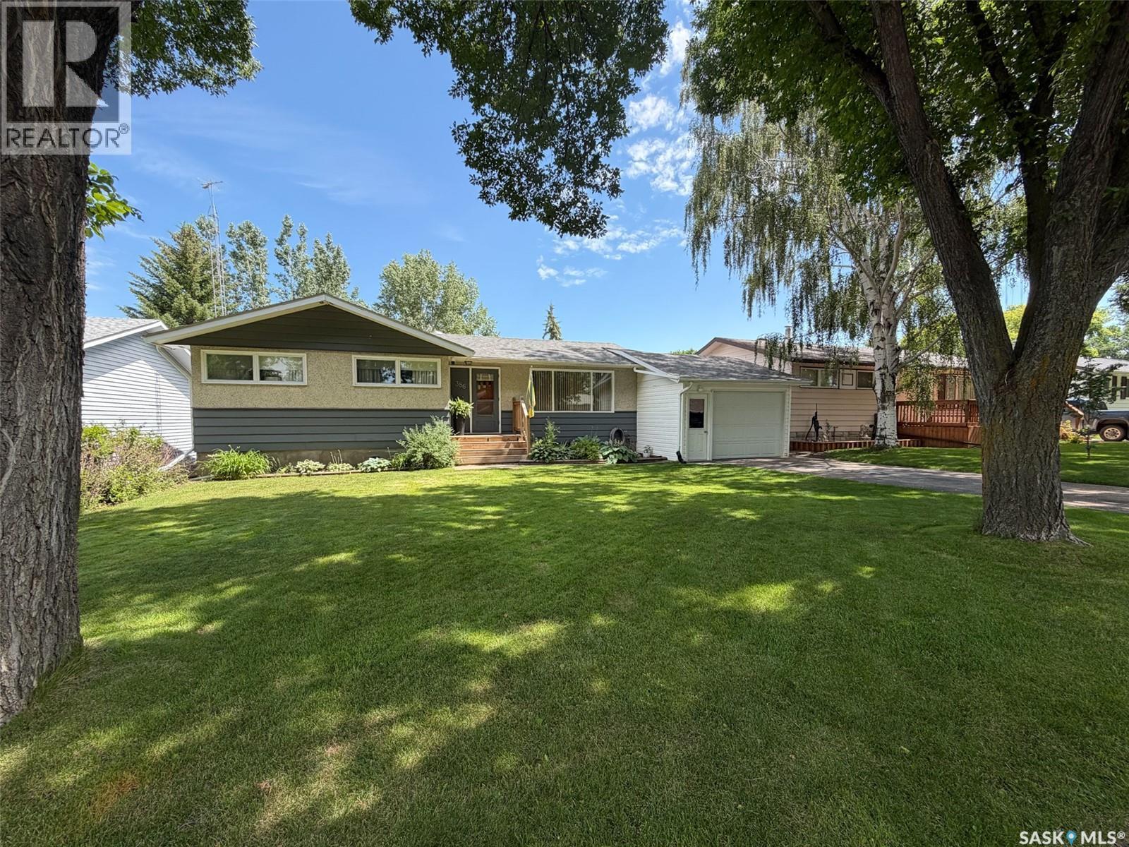 386 4Th Street E, Shaunavon, SK - Outdoor With Deck Patio Veranda